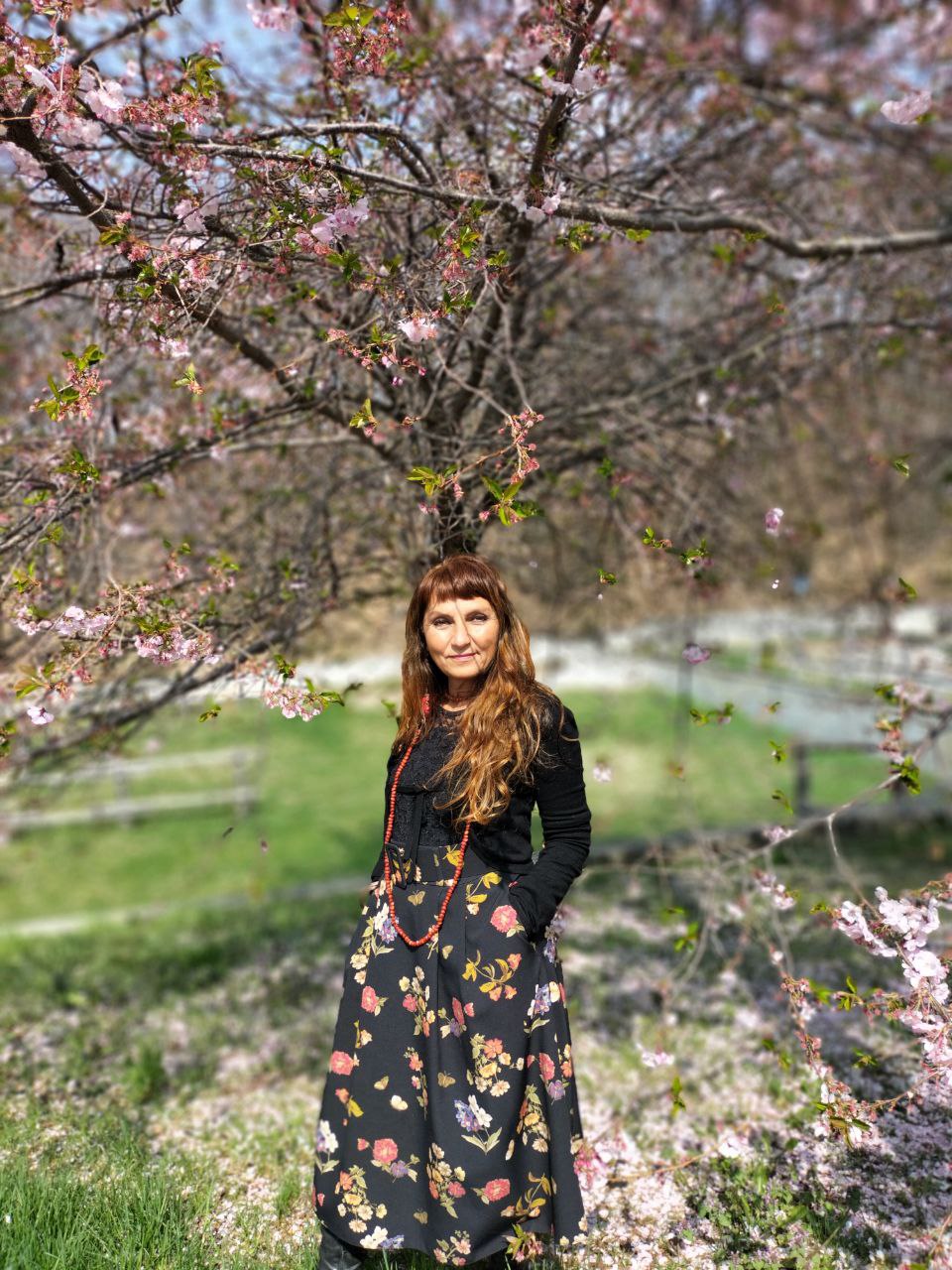 Cinzia Nardelli sotto un ciliegio in fiore